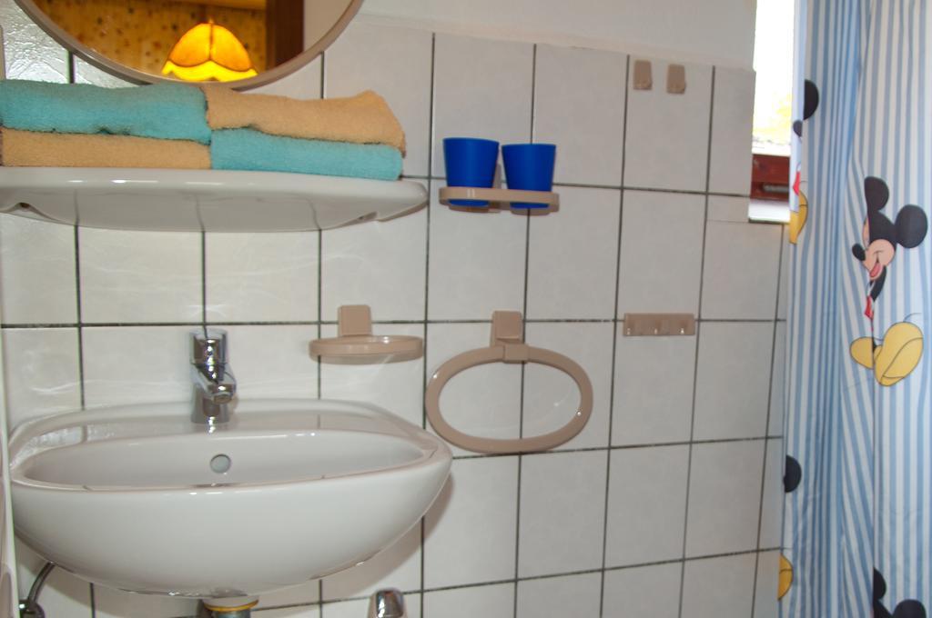 Ferien Unterm Reetdach In Gohren Hotel Goehren  Exterior foto