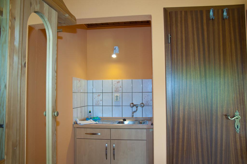 Ferien Unterm Reetdach In Gohren Hotel Goehren  Exterior foto